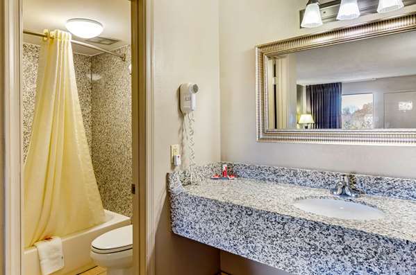  - Econo Lodge Lynchburg