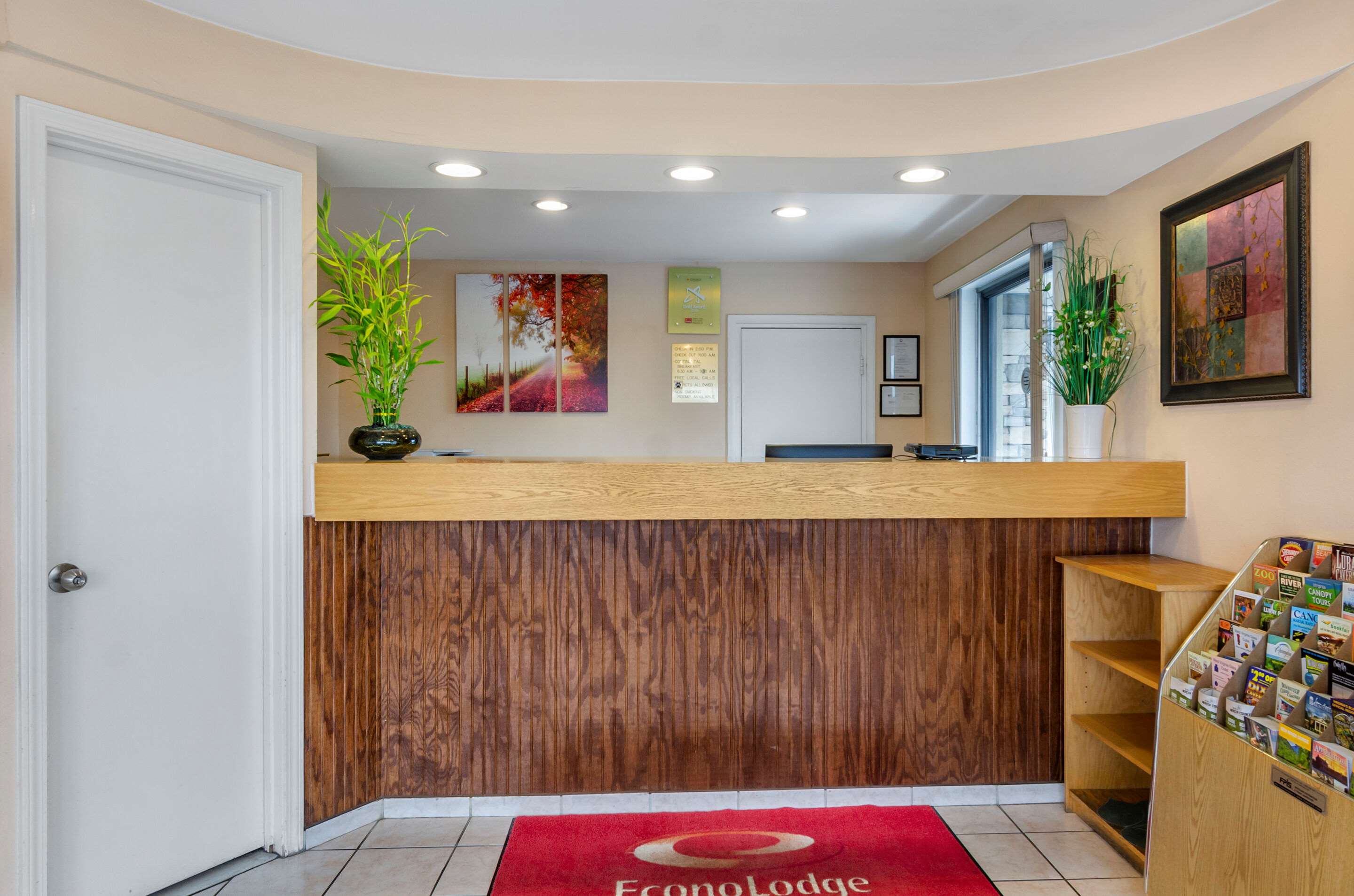 Hotel lobby | Econo Lodge Civic Center