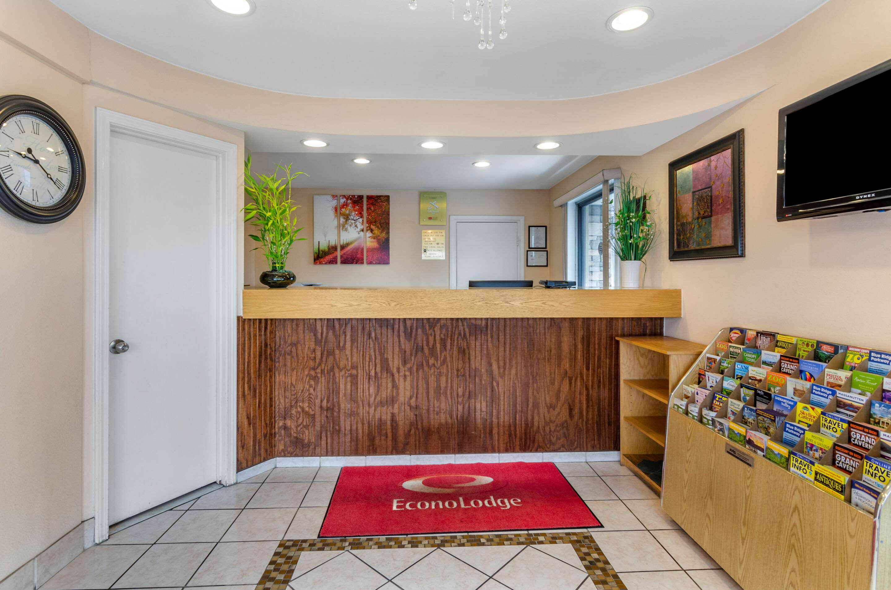 Hotel lobby | Econo Lodge Civic Center