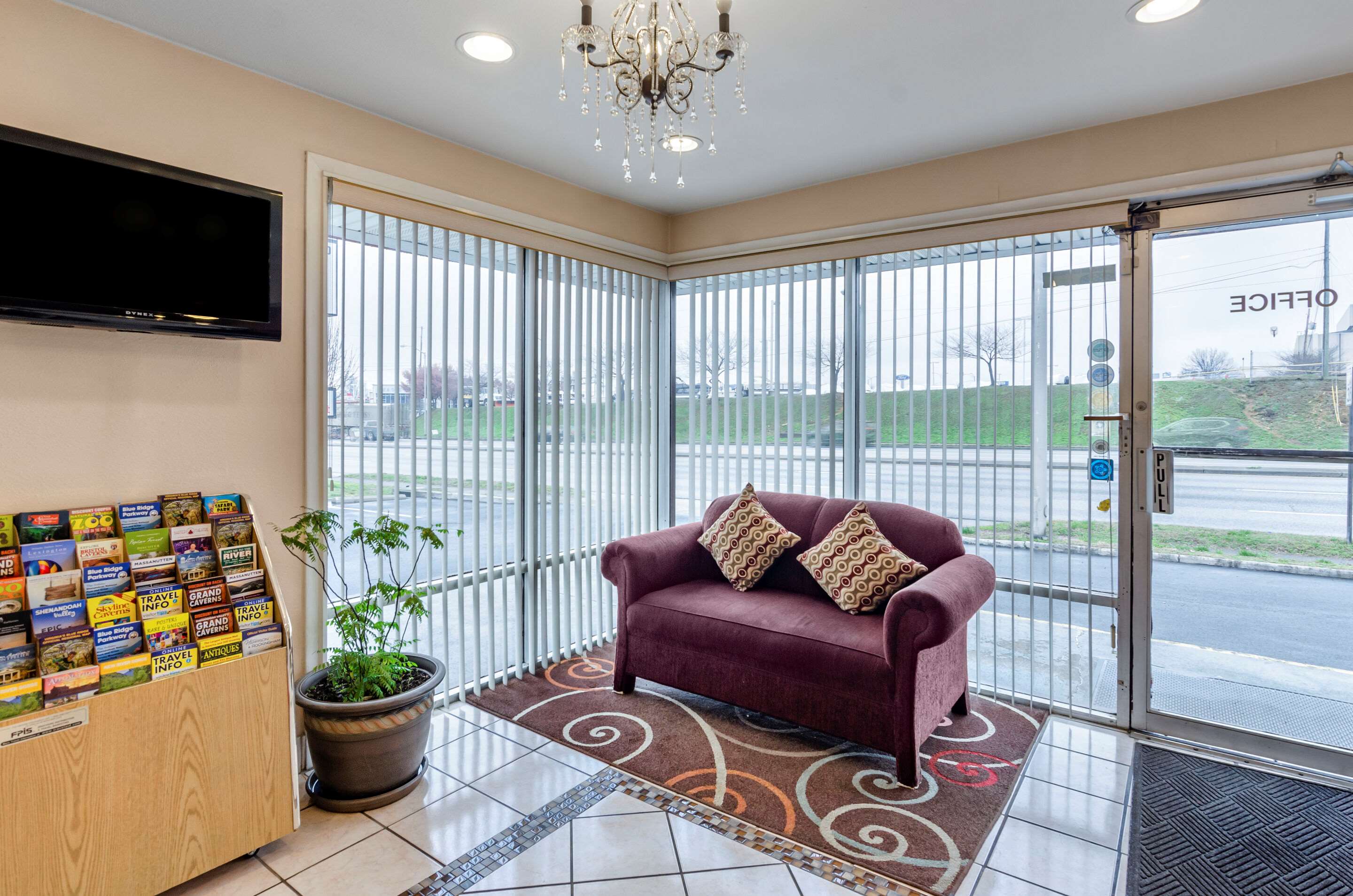 Hotel lobby | Econo Lodge Civic Center