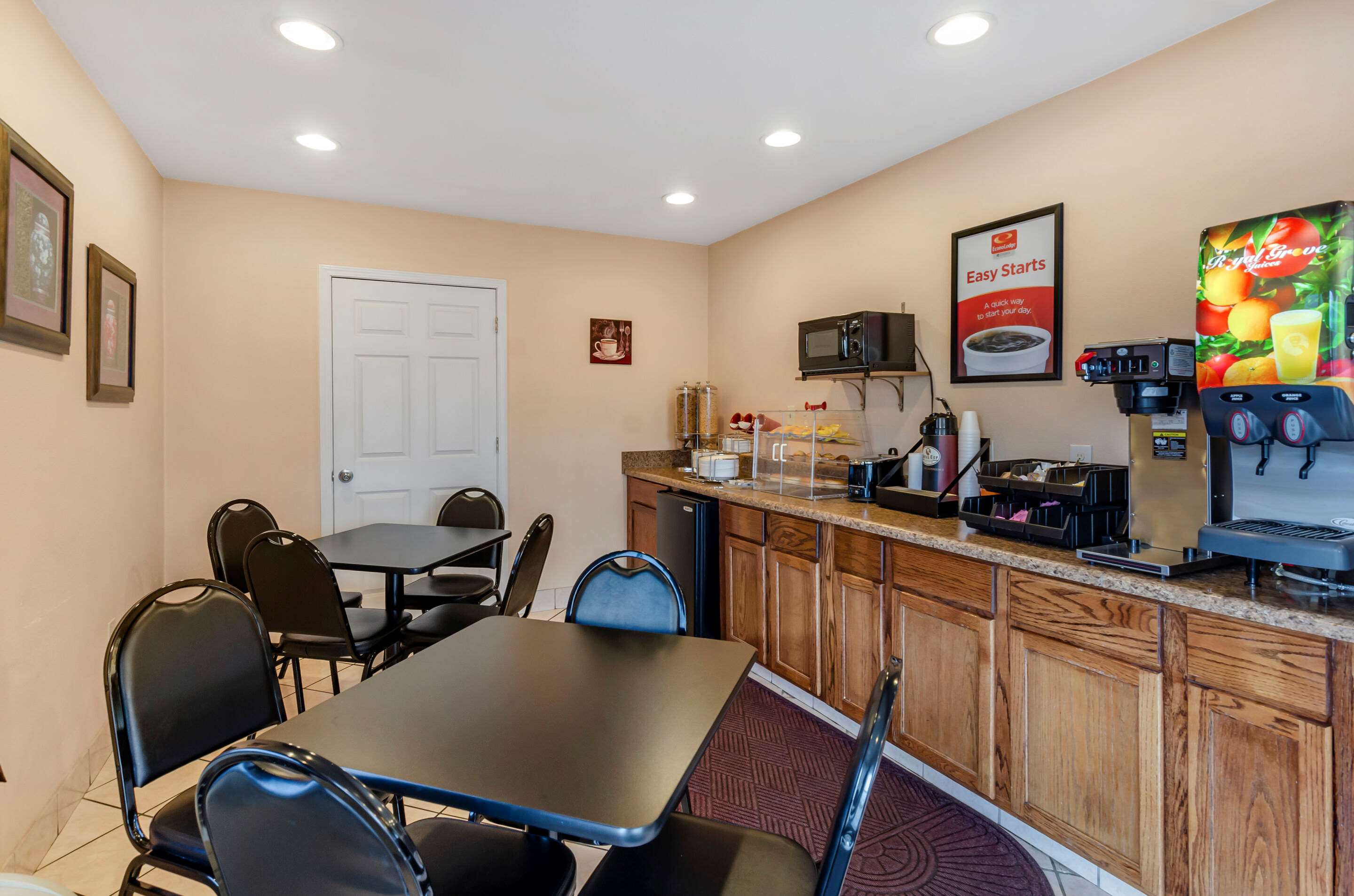 Breakfast area | Econo Lodge Civic Center