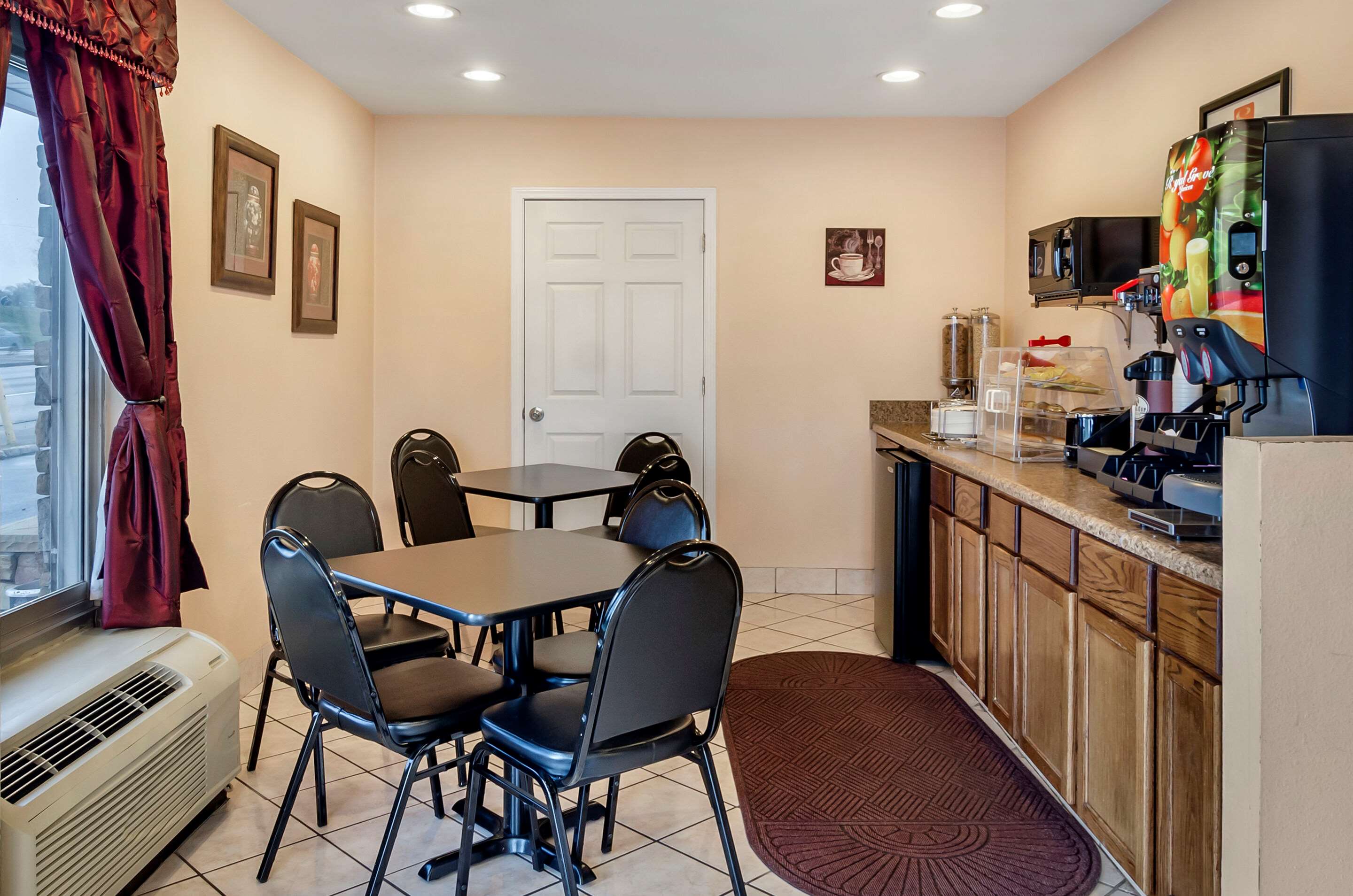 Breakfast area | Econo Lodge Civic Center