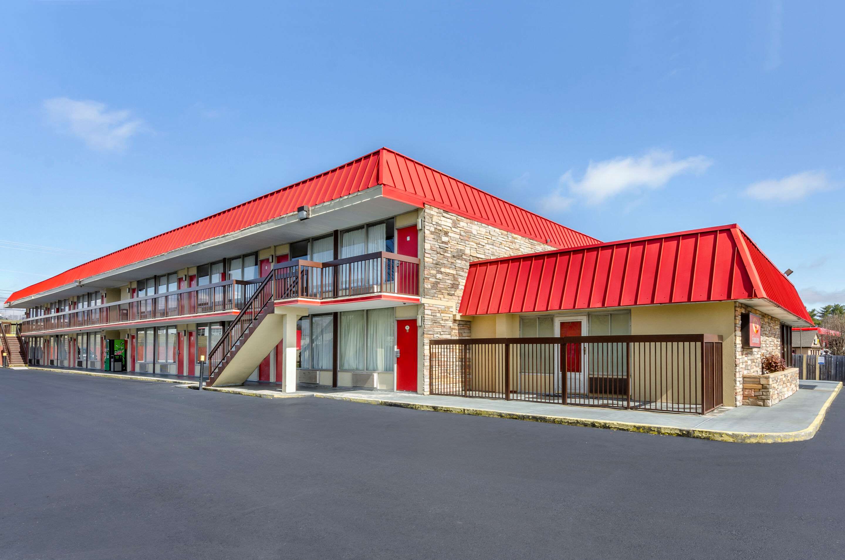 Hotel exterior | Econo Lodge Civic Center