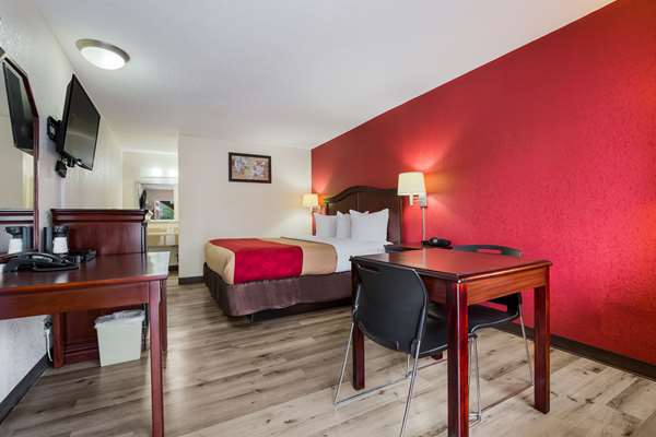  - Econo Lodge Parkway Williamsburg