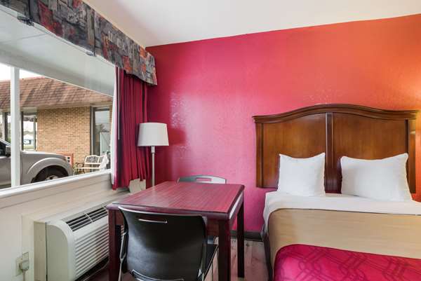  - Econo Lodge Parkway Williamsburg