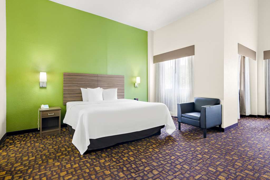 QUALITY INN SALEM - I-81-guestroom-Guest Room,Suite,On-Site.jpg