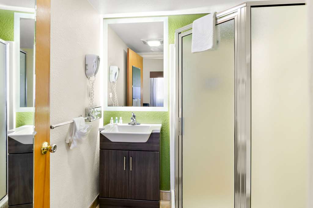 QUALITY INN SALEM - I-81-guestroom-Guest Room,Bathroom,On-Site.jpg