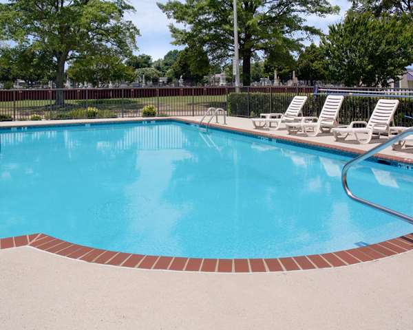 Pool - Quality Inn Olde Town Portsmouth