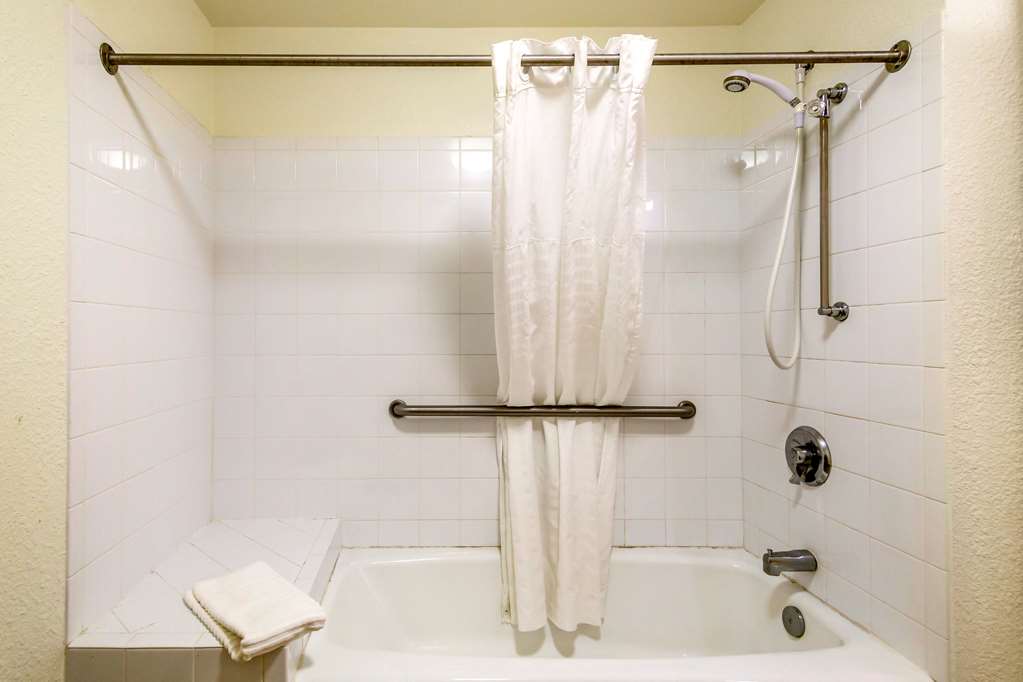 QUALITY INN AND SUITES OLDE TOWN-guestroom-Guest Room,Bathroom,On-Site.jpg