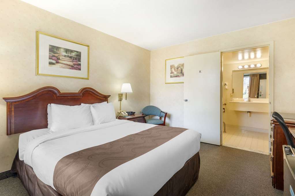 QUALITY INN VIENNA - TYSONS CORNER-guestroom-Guest Room,On-Site.jpg