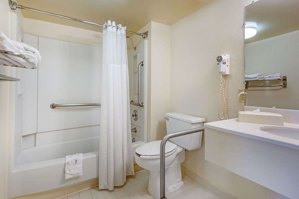QUALITY INN VIENNA - TYSONS CORNER-guestroom-Guest Room,Bathroom,On-Site.jpg