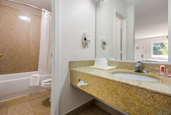  - Econo Lodge Little Creek Norfolk