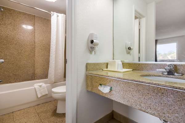  - Econo Lodge Little Creek Norfolk