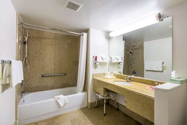  - Econo Lodge Little Creek Norfolk