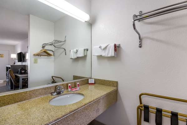  - Econo Lodge Little Creek Norfolk