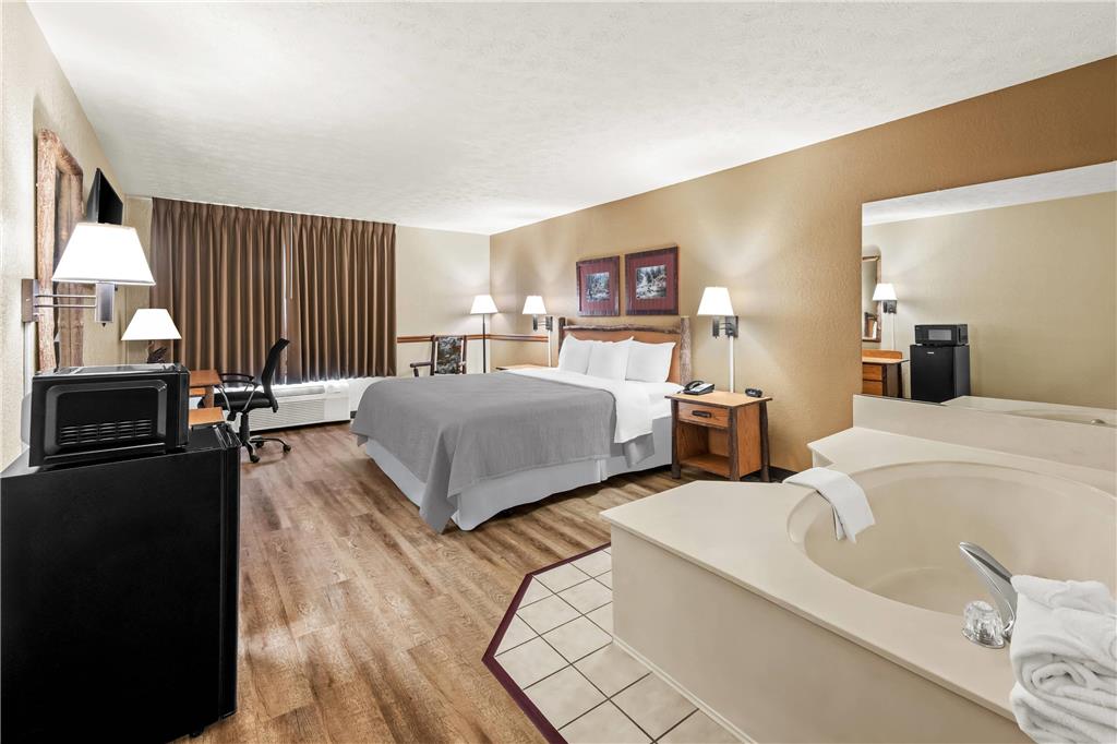QUALITY INN AND SUITES BIG STONE GA-guestroom-Guest Room,Suite,On-Site.jpg