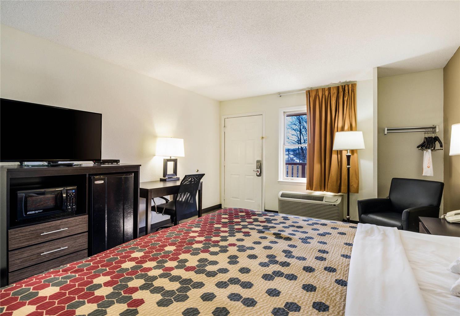 ECONO LODGE GLADE SPRINGS I-81-guestroom-Guest Room,On-Site.jpg