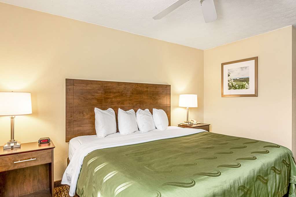 QUALITY INN BURKEVILLE-guestroom-Guest Room,On-Site.jpg
