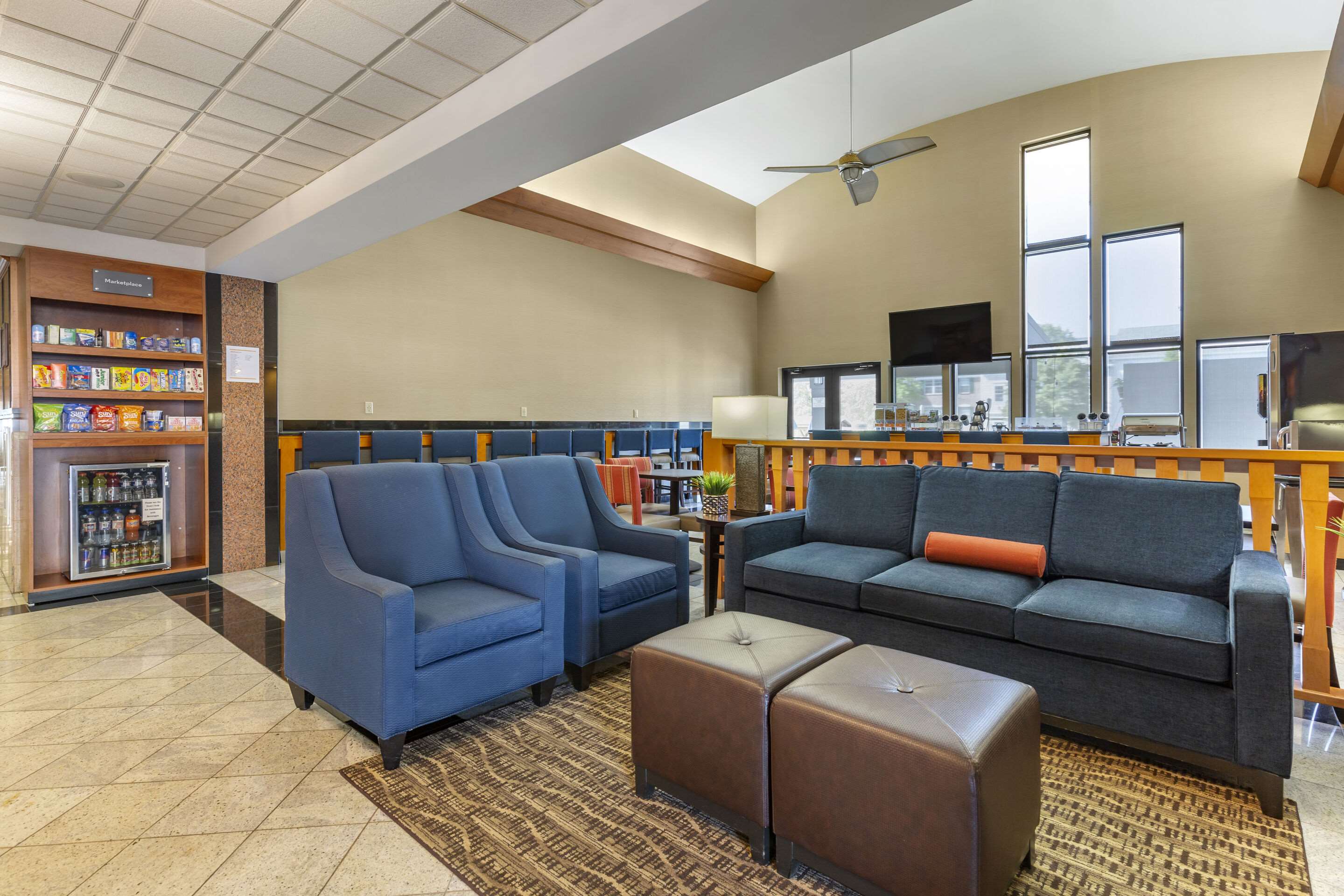 Lobby with sitting area | Comfort Suites Leesburg