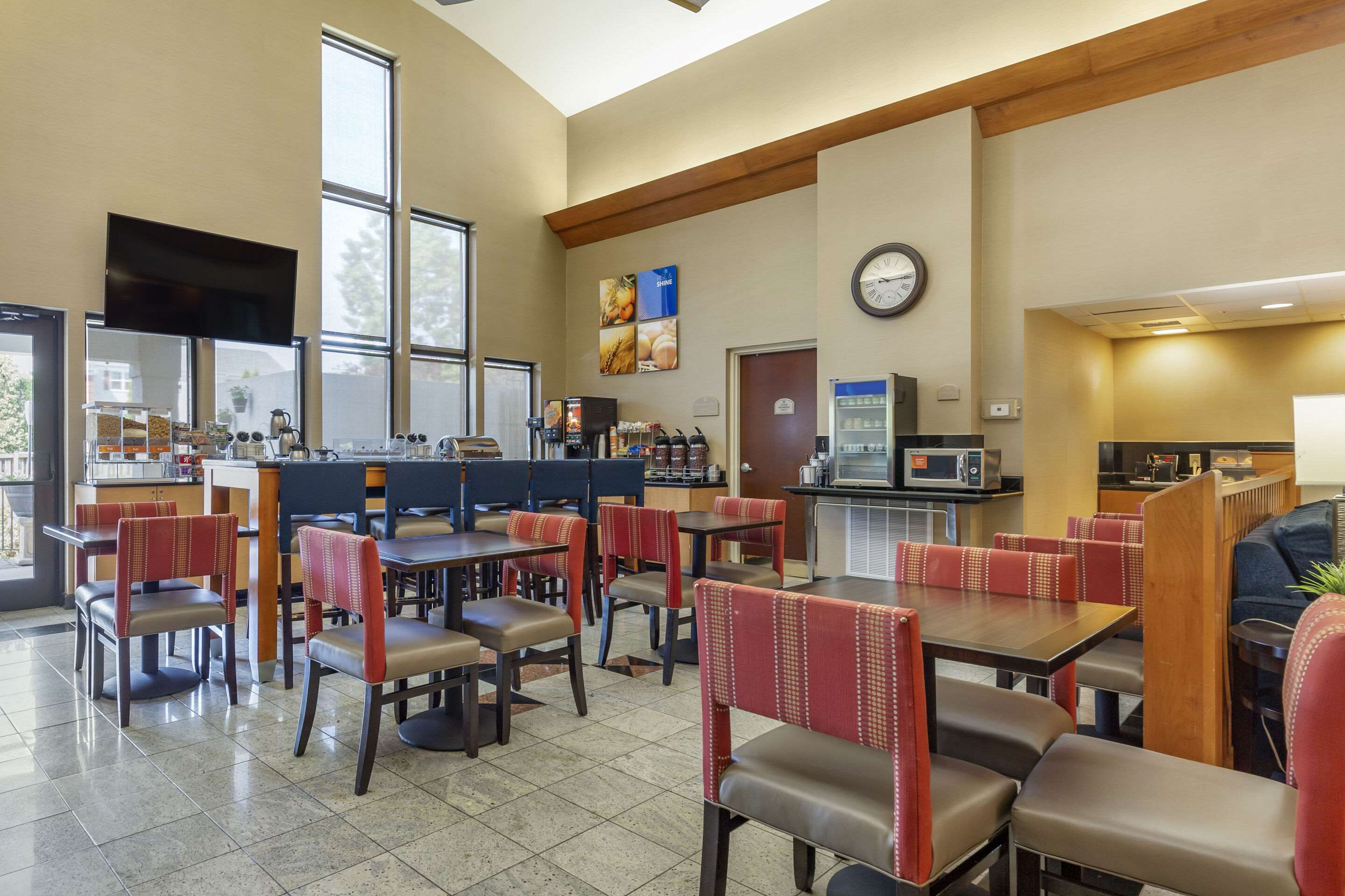 Enjoy breakfast in this seating area | Comfort Suites Leesburg