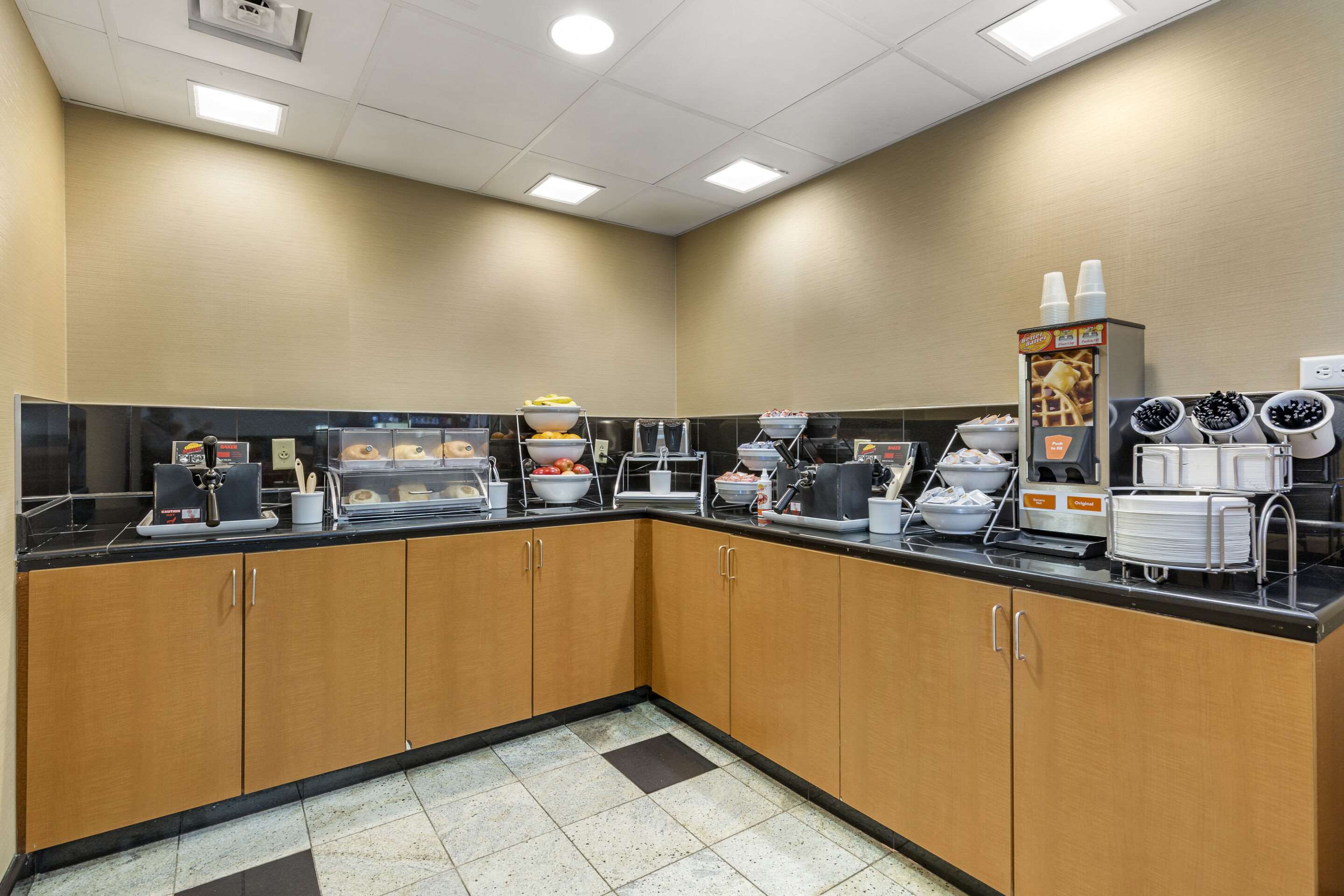 Spacious breakfast area | Comfort Suites Leesburg