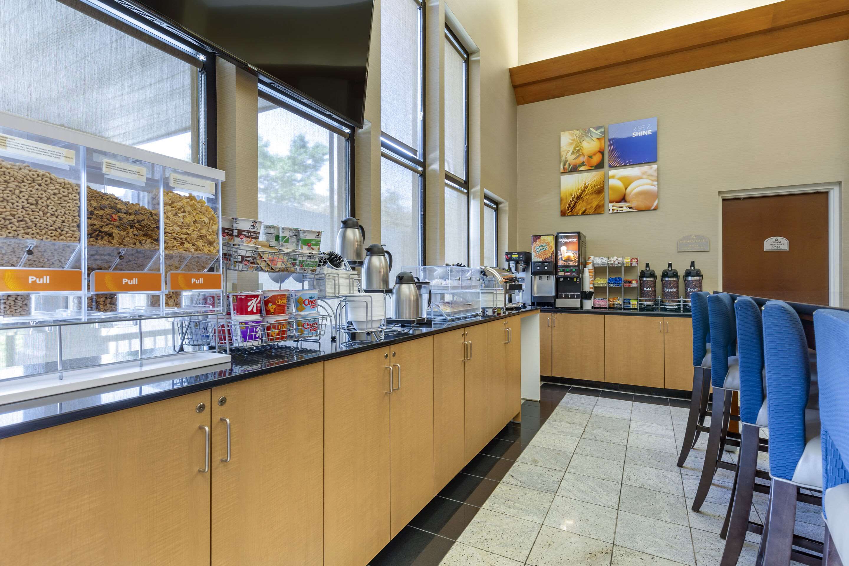 Breakfast counter | Comfort Suites Leesburg