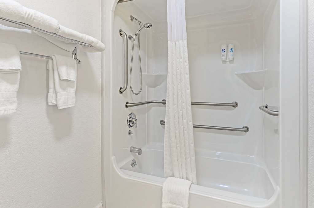 COMFORT INN WYTHEVILLE - FORT CHISW-guestroom-Guest Room,Bathroom,On-Site.jpg