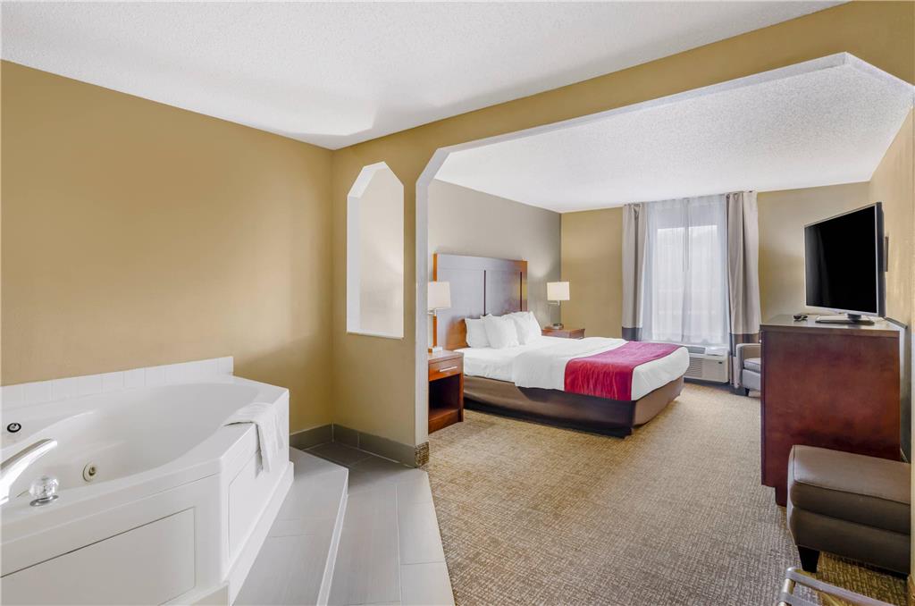 COMFORT INN AND SUITES CHRISTIANSBU-guestroom-Guest Room,Suite,On-Site.jpg