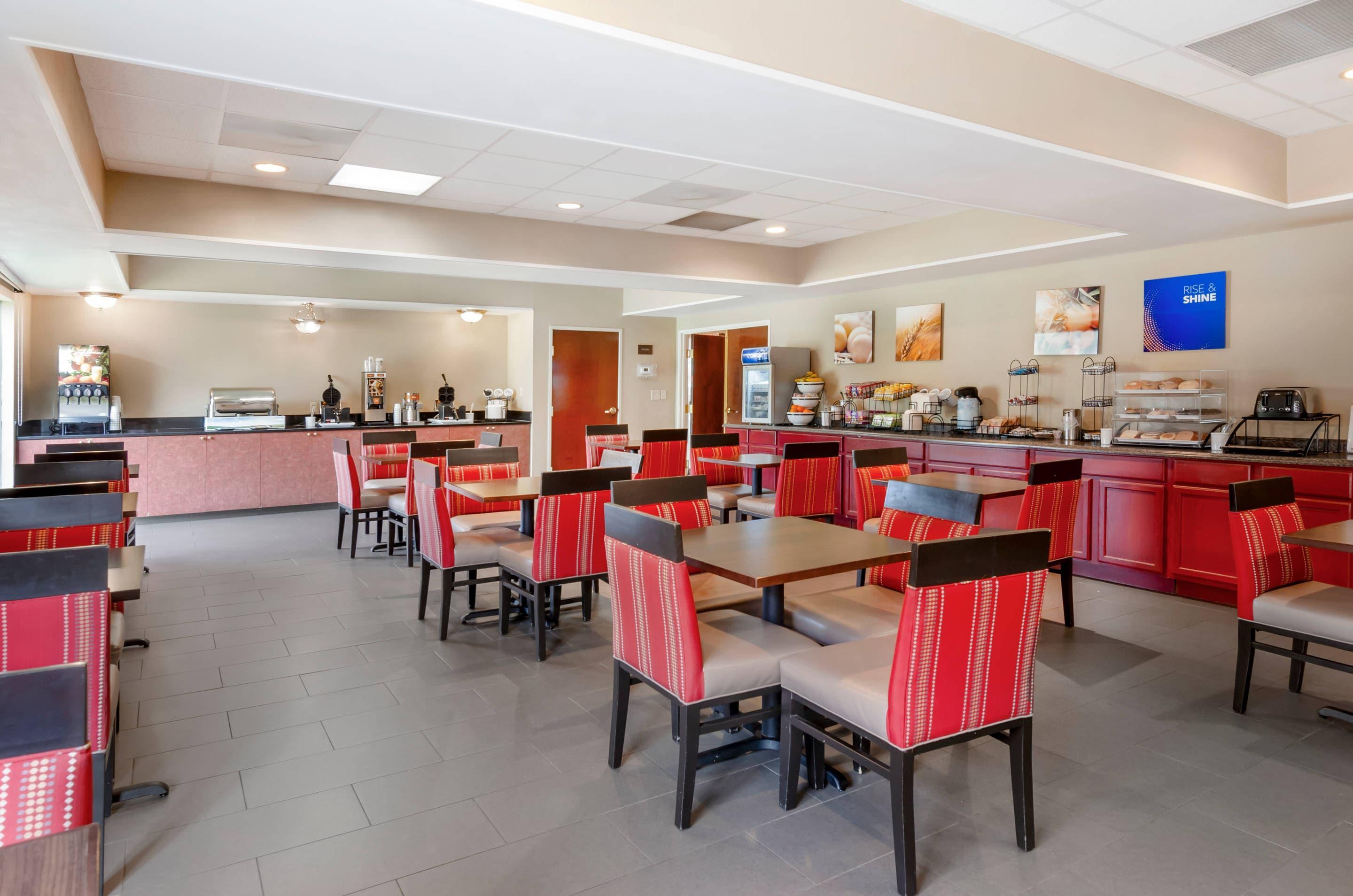 Breakfast area | Comfort Inn & Suites Christiansburg I-81