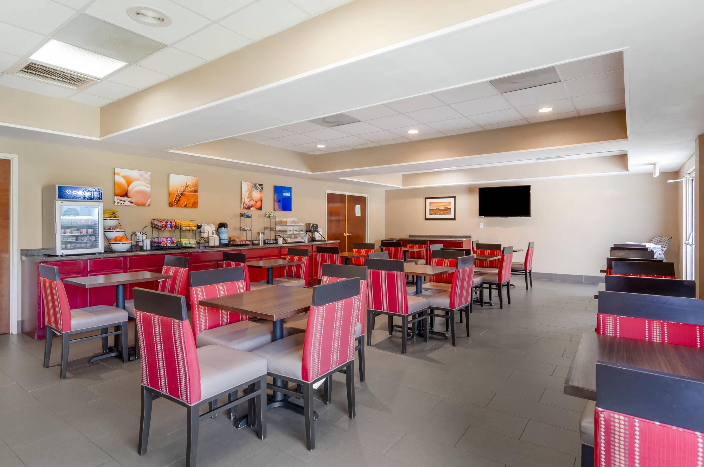 Enjoy breakfast in this seating area | Comfort Inn & Suites Christiansburg I-81