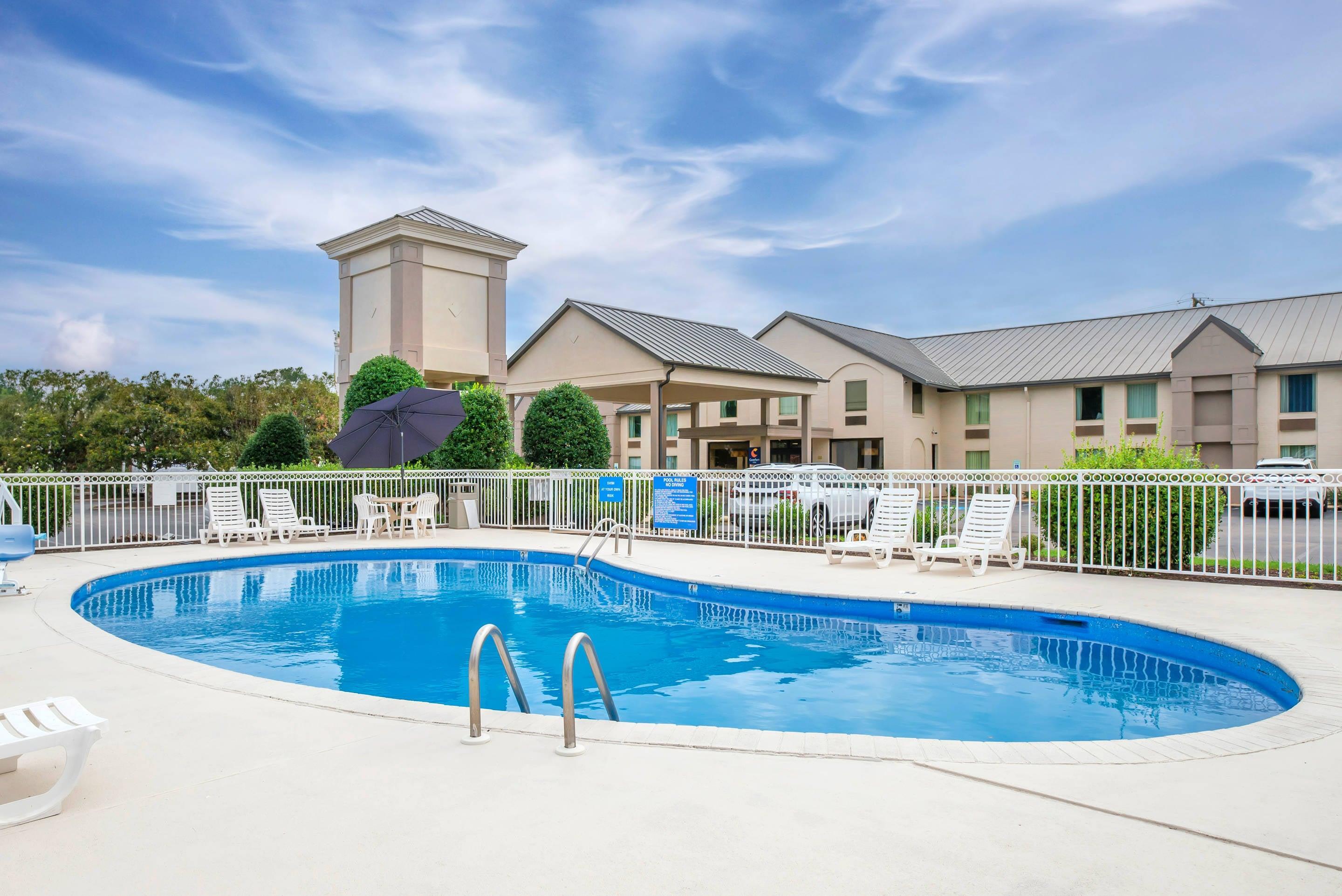 Outdoor pool | Comfort Inn Petersburg - Fort Lee