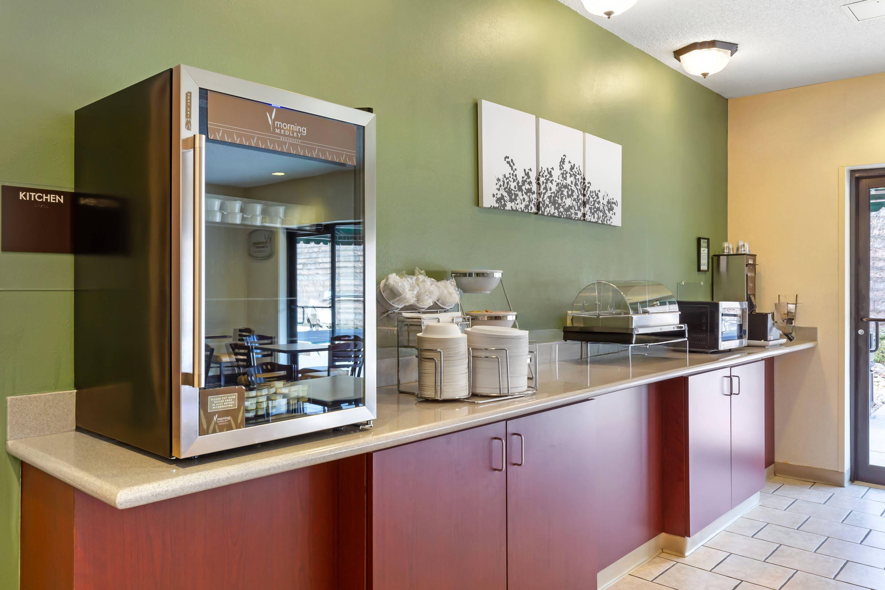 Breakfast area | Sleep Inn & Suites Danville Hwy 58