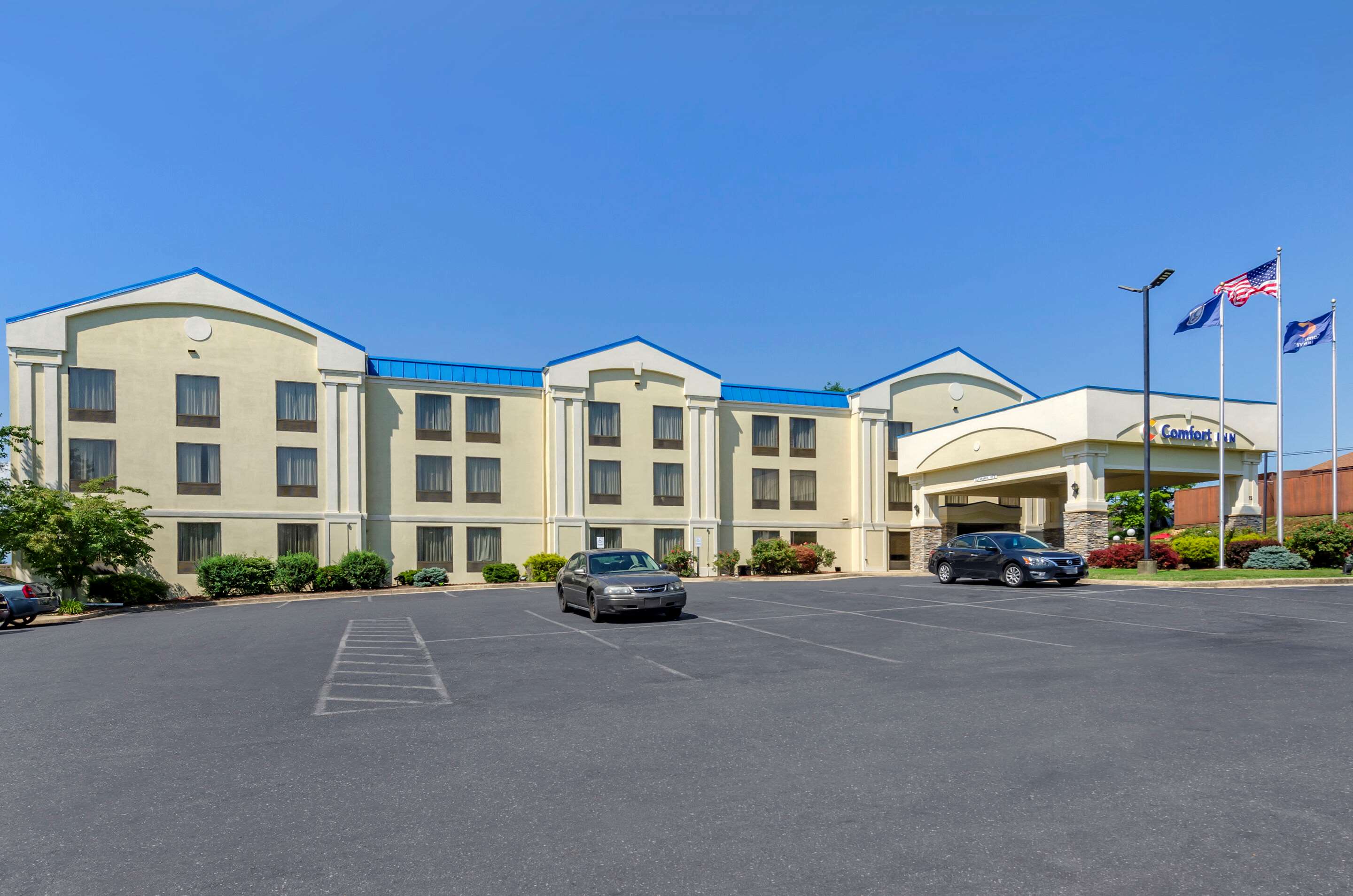 Hotel exterior | Comfort Inn Waynesboro