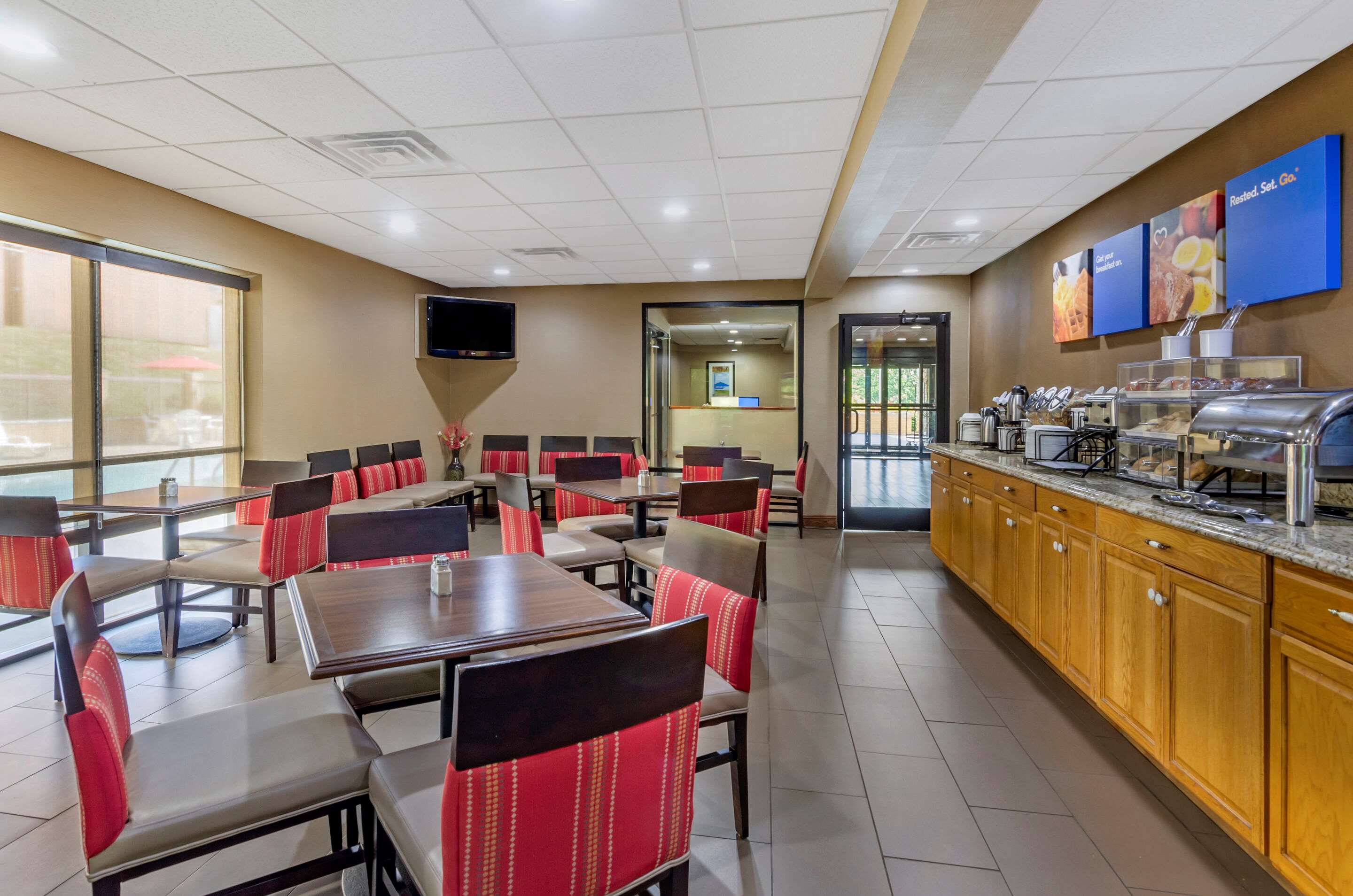 Enjoy breakfast in this seating area | Comfort Inn Waynesboro