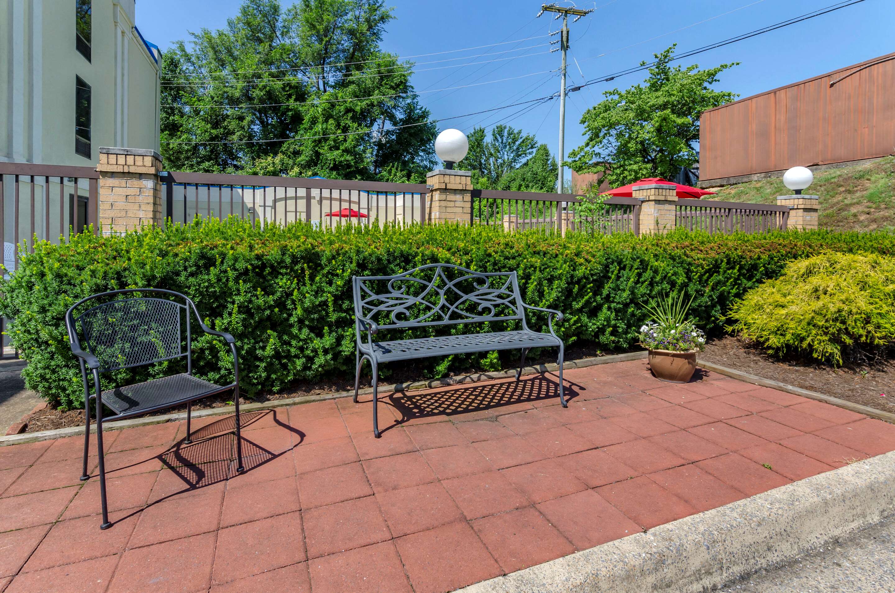 Outdoor seating area | Comfort Inn Waynesboro