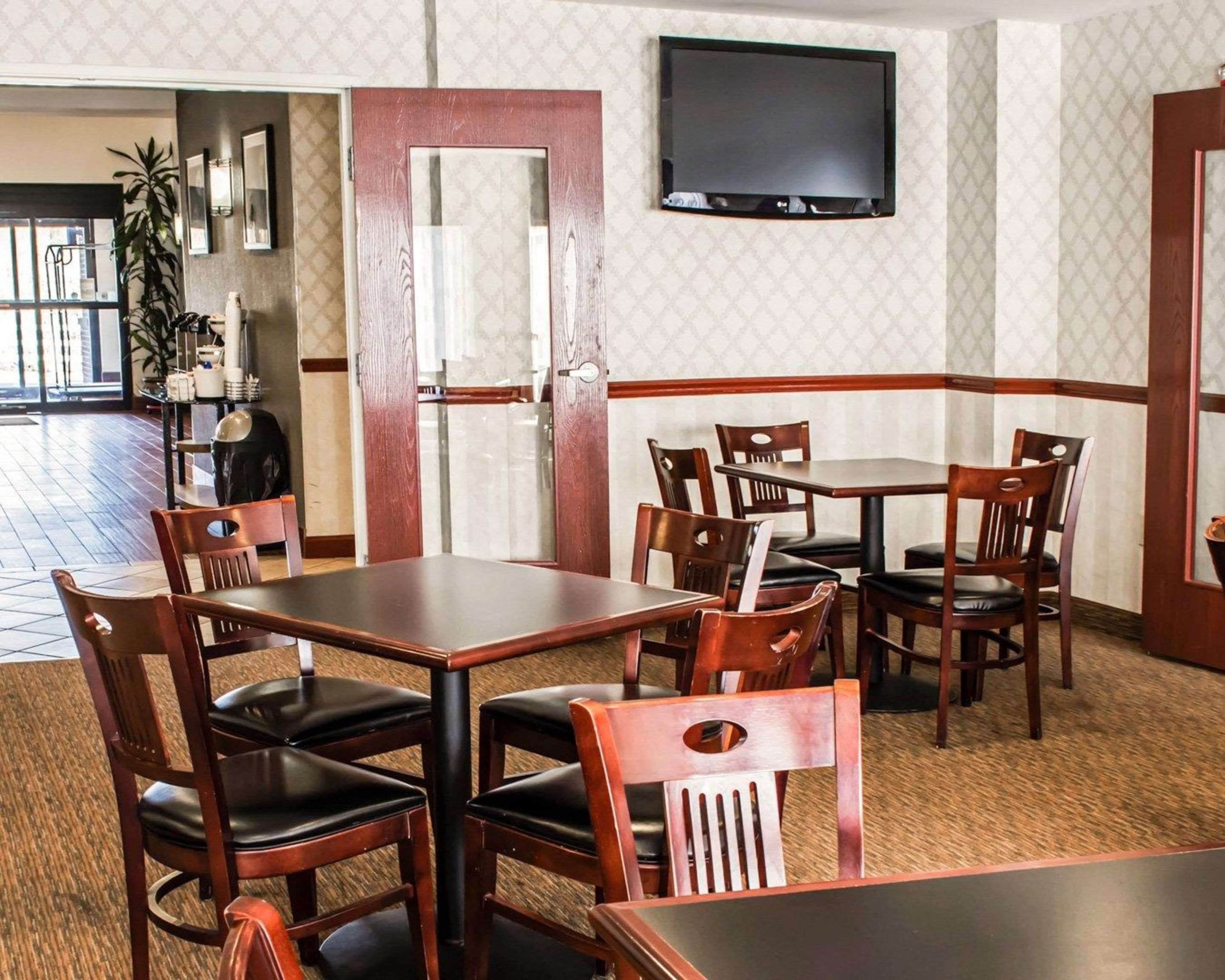 Breakfast area | Sleep Inn & Suites Virginia Horse Center