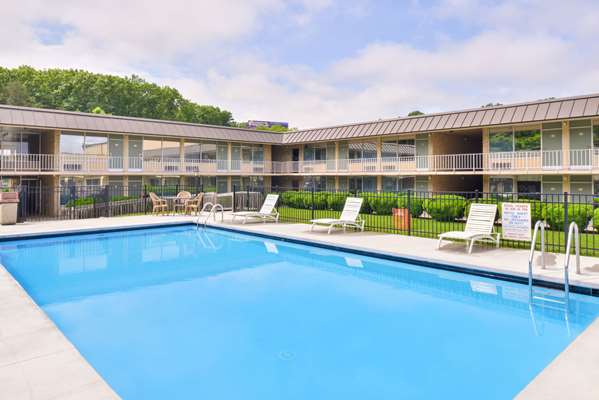 Pool - Quality Inn Dutch Inn Collinsville