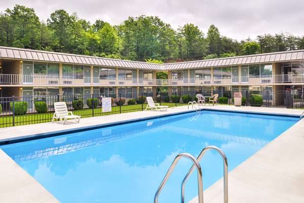 Pool - Quality Inn Dutch Inn Collinsville