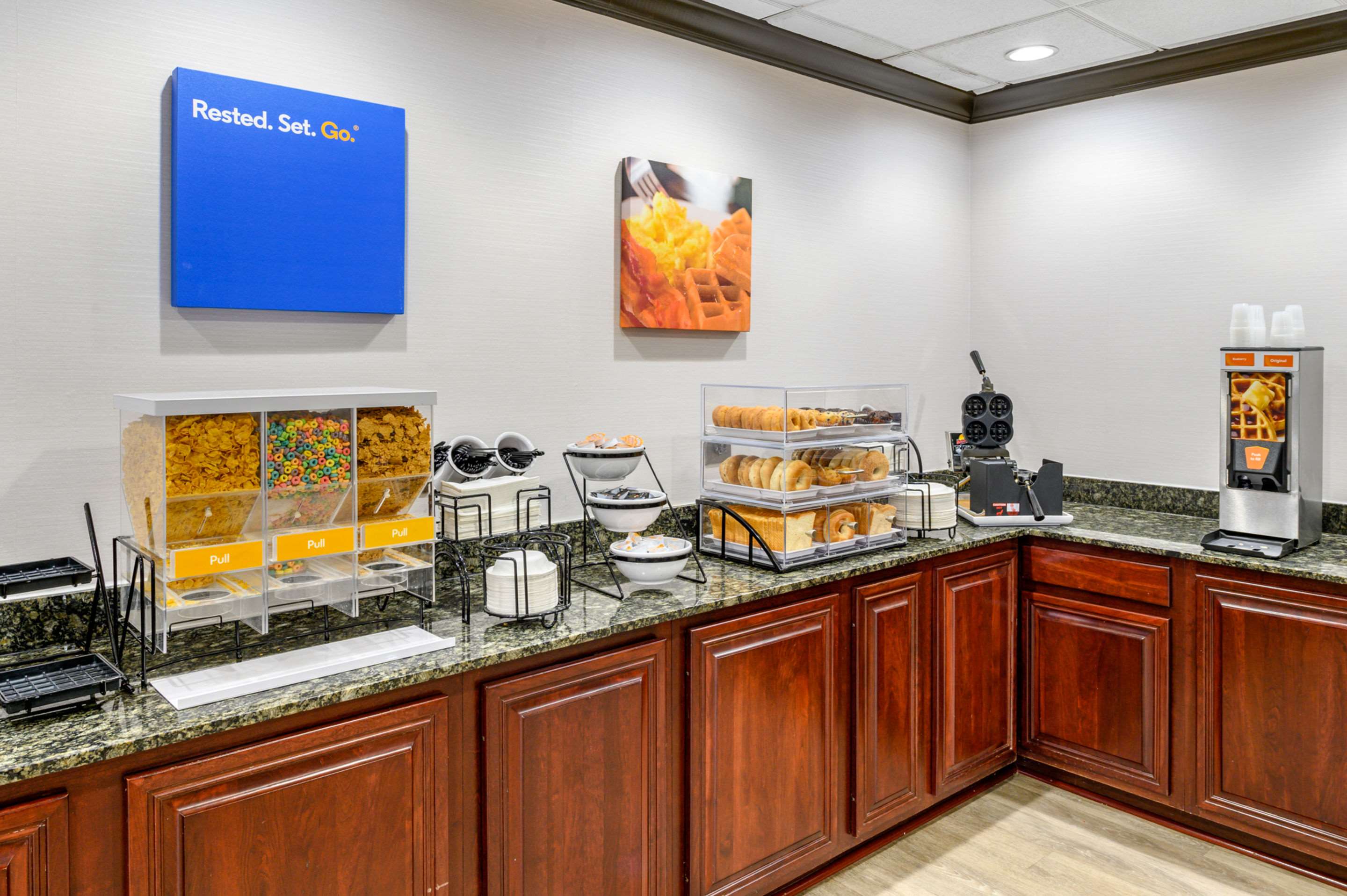 Breakfast counter | Comfort Inn Monticello