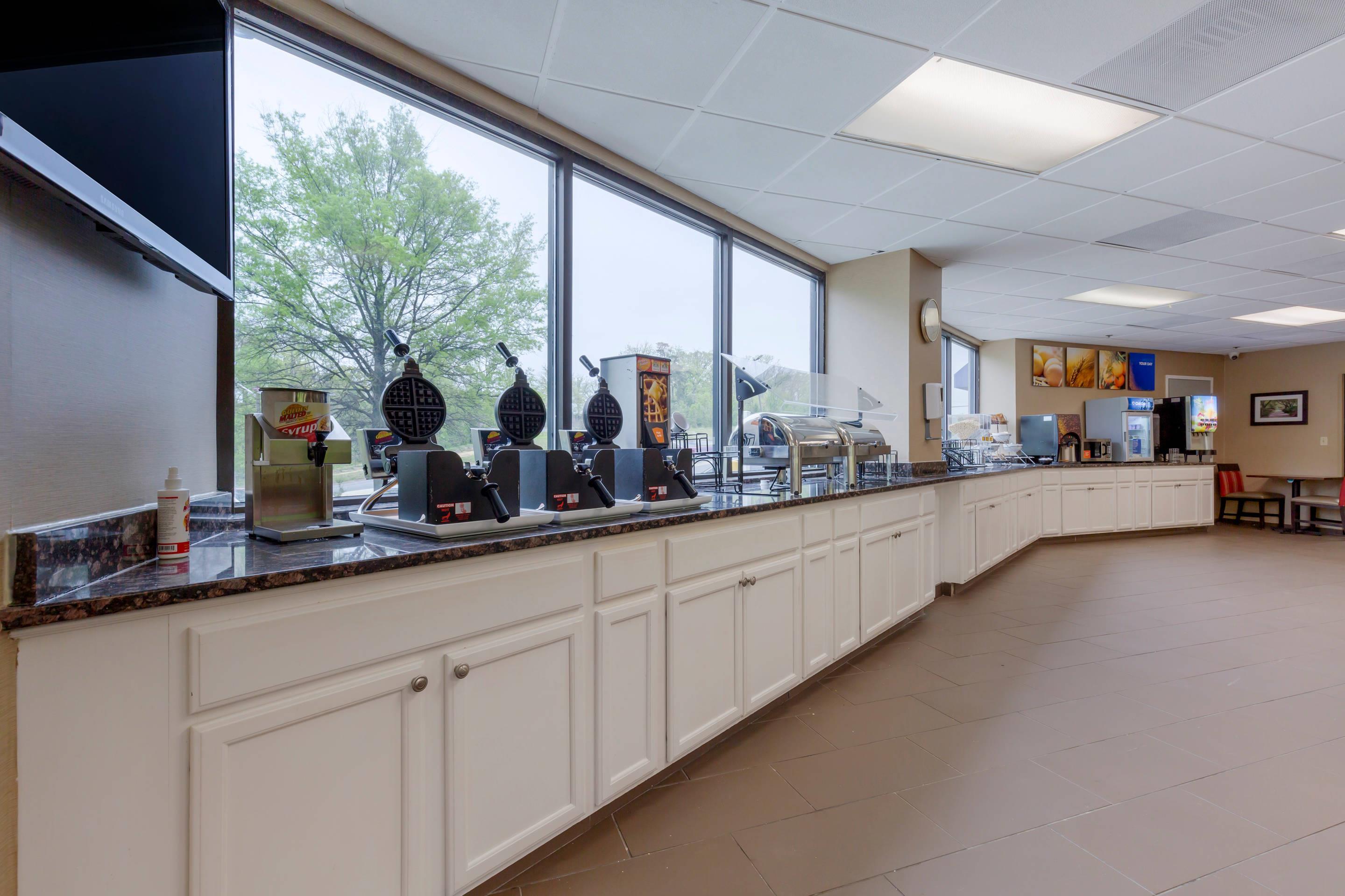Breakfast area | Comfort Inn & Suites Alexandria Van Dorn Street