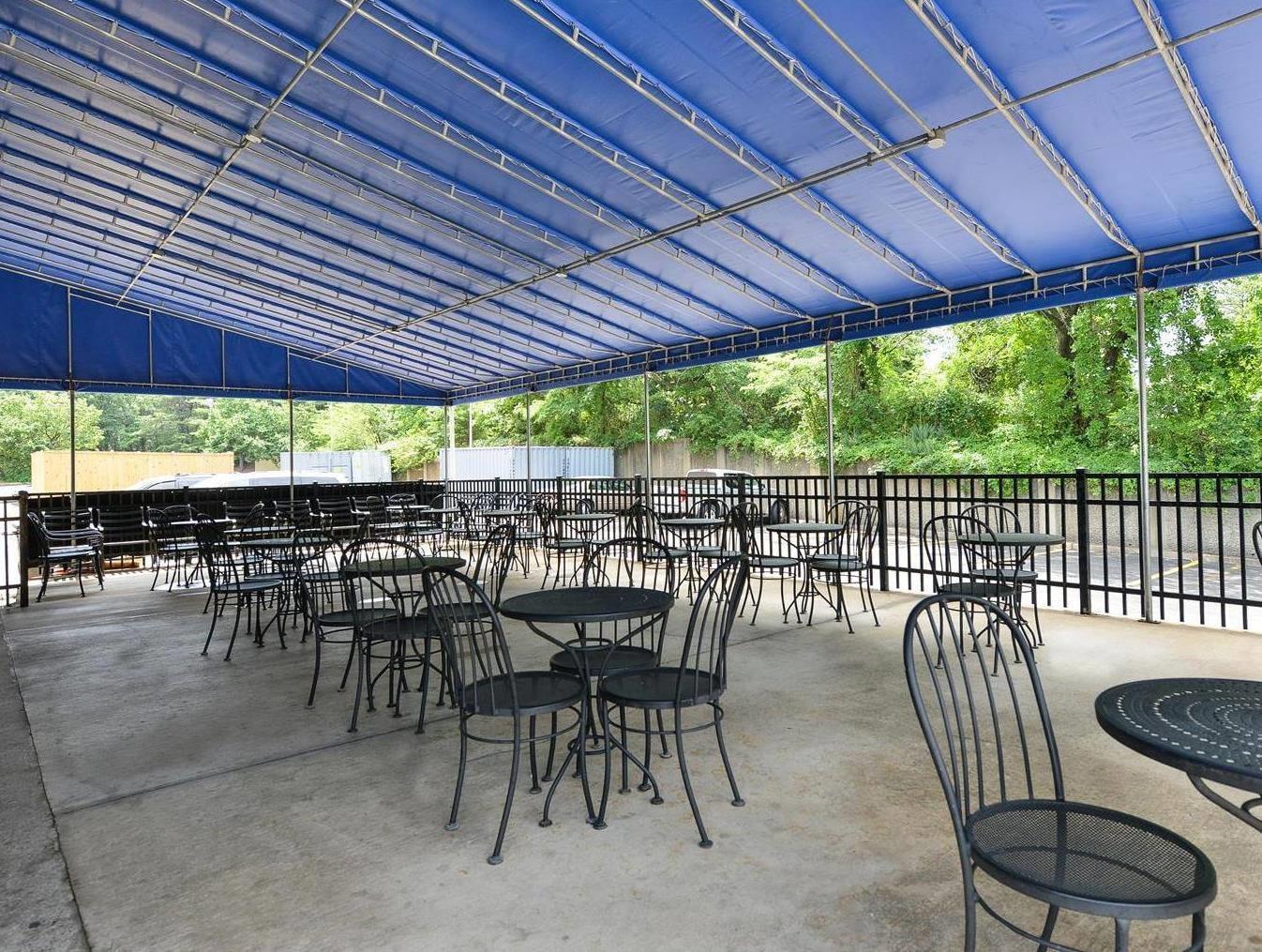 Hotel patio | Comfort Inn & Suites Alexandria Van Dorn Street