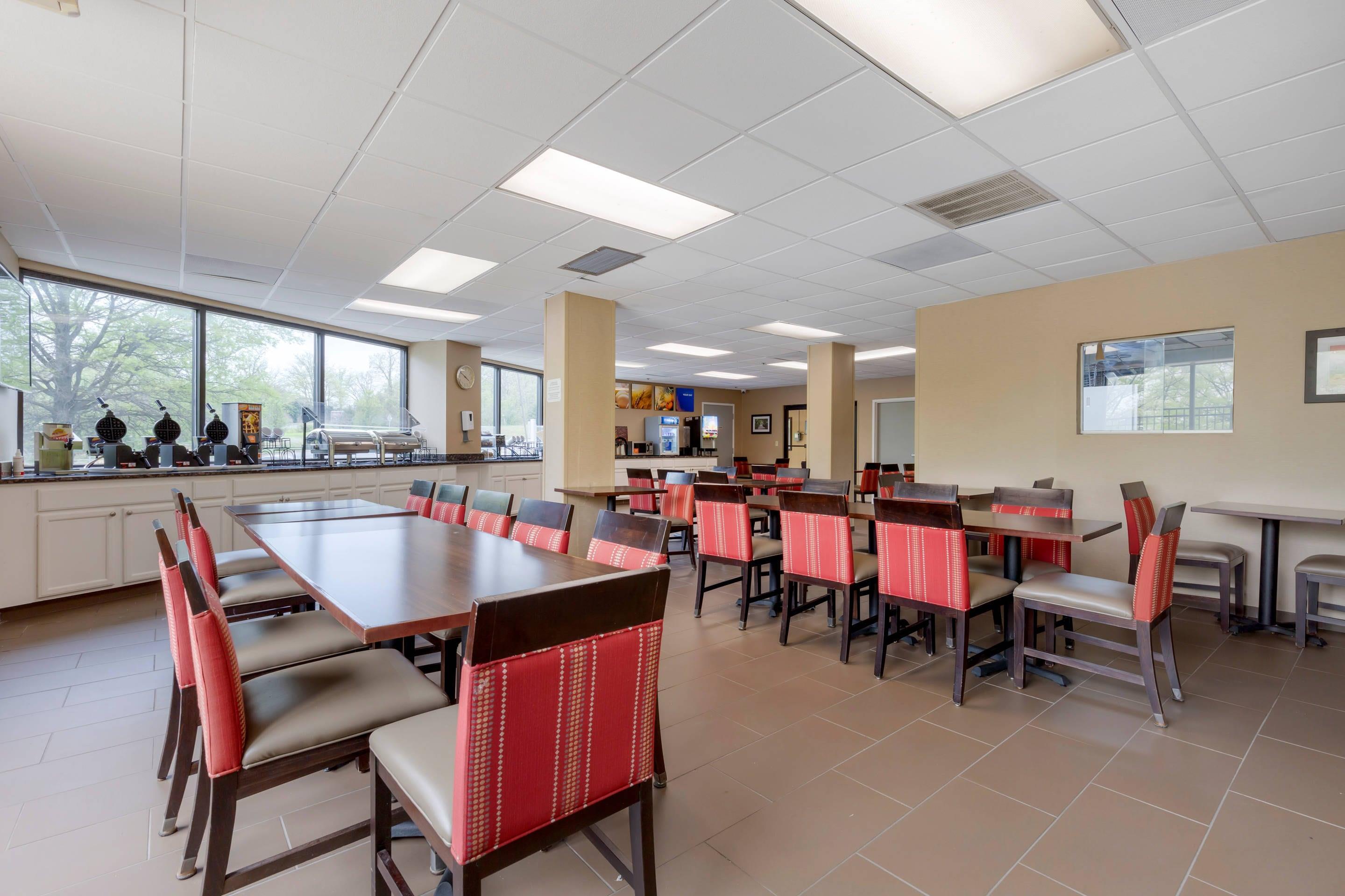 Spacious breakfast area | Comfort Inn & Suites Alexandria Van Dorn Street