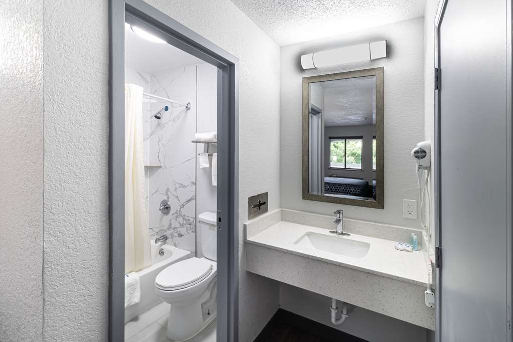 RODEWAY INN AT FORT LEE-guestroom-Guest Room,Bathroom,On-Site.jpg