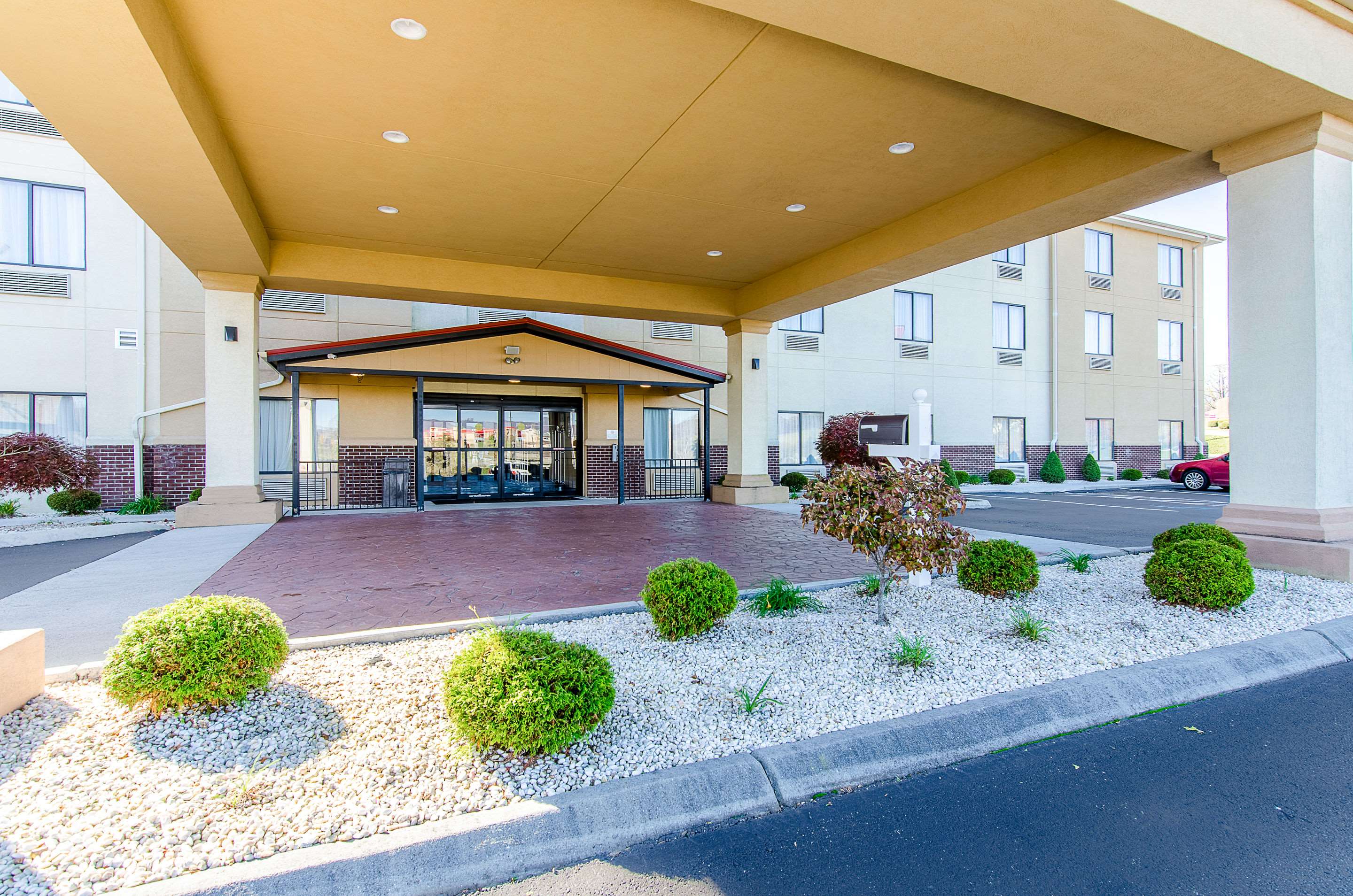 Hotel entrance | Comfort Suites Wytheville