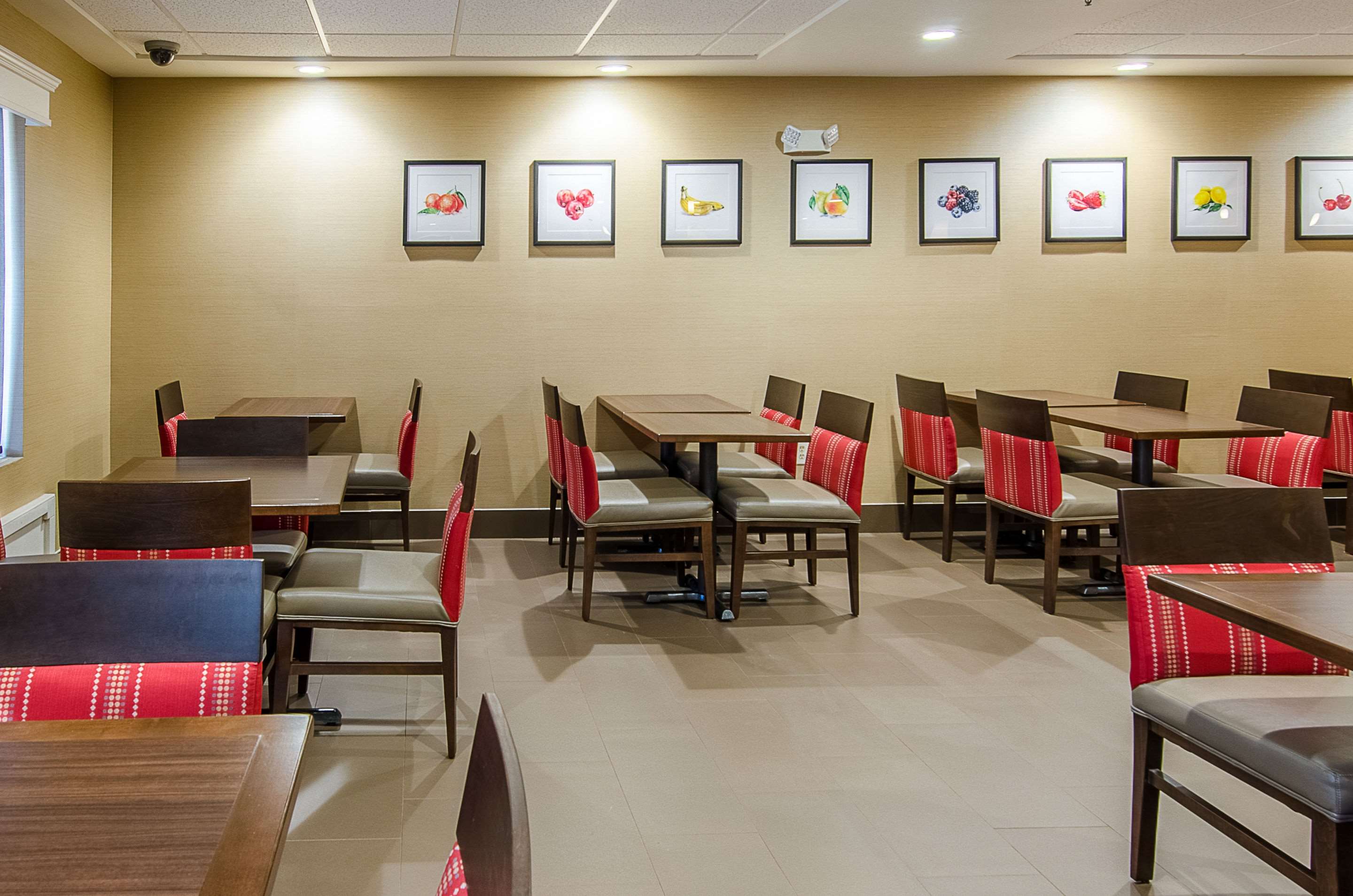 Enjoy breakfast in this seating area | Comfort Suites Wytheville