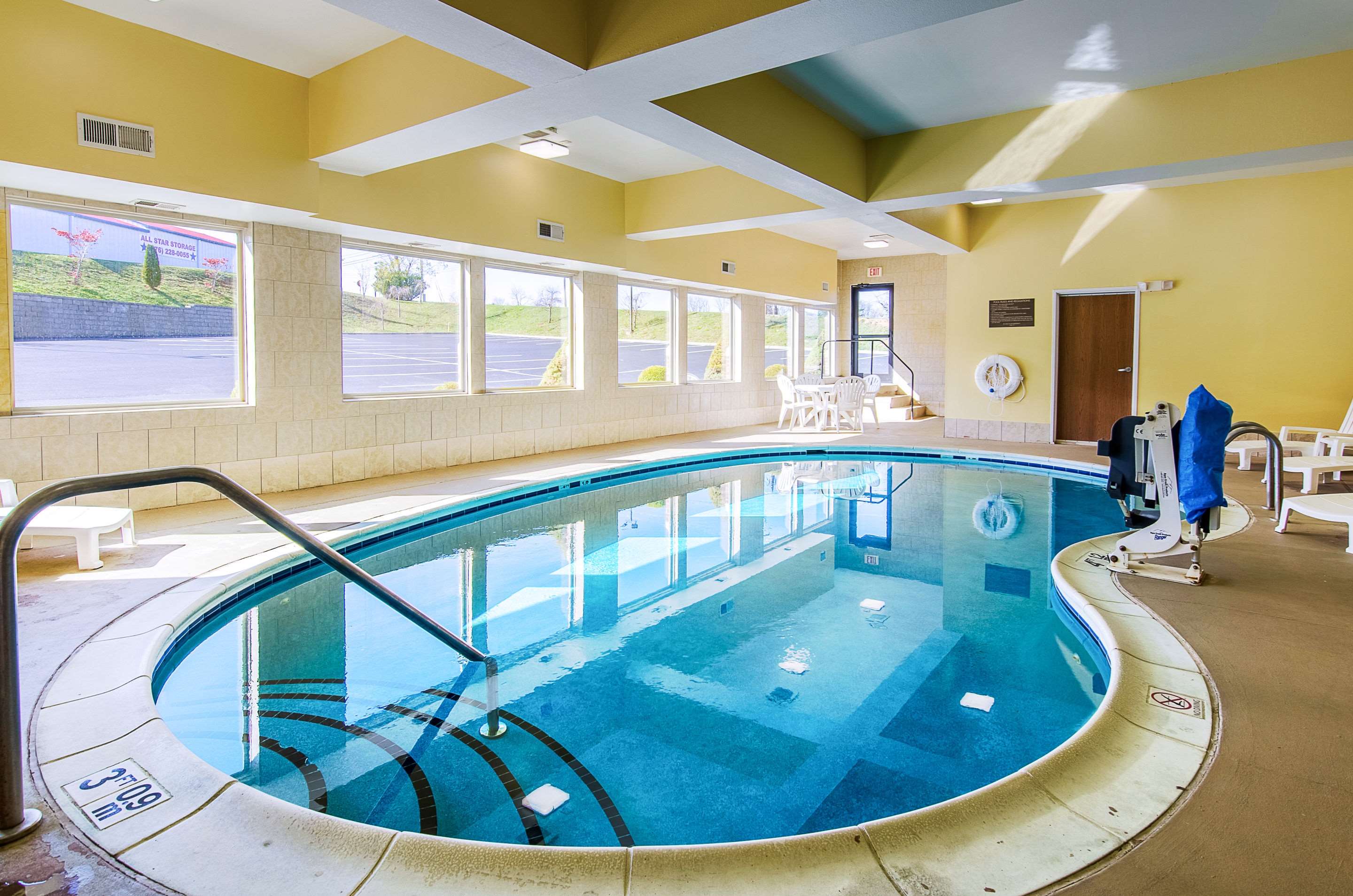 Indoor pool with hot tub | Comfort Suites Wytheville