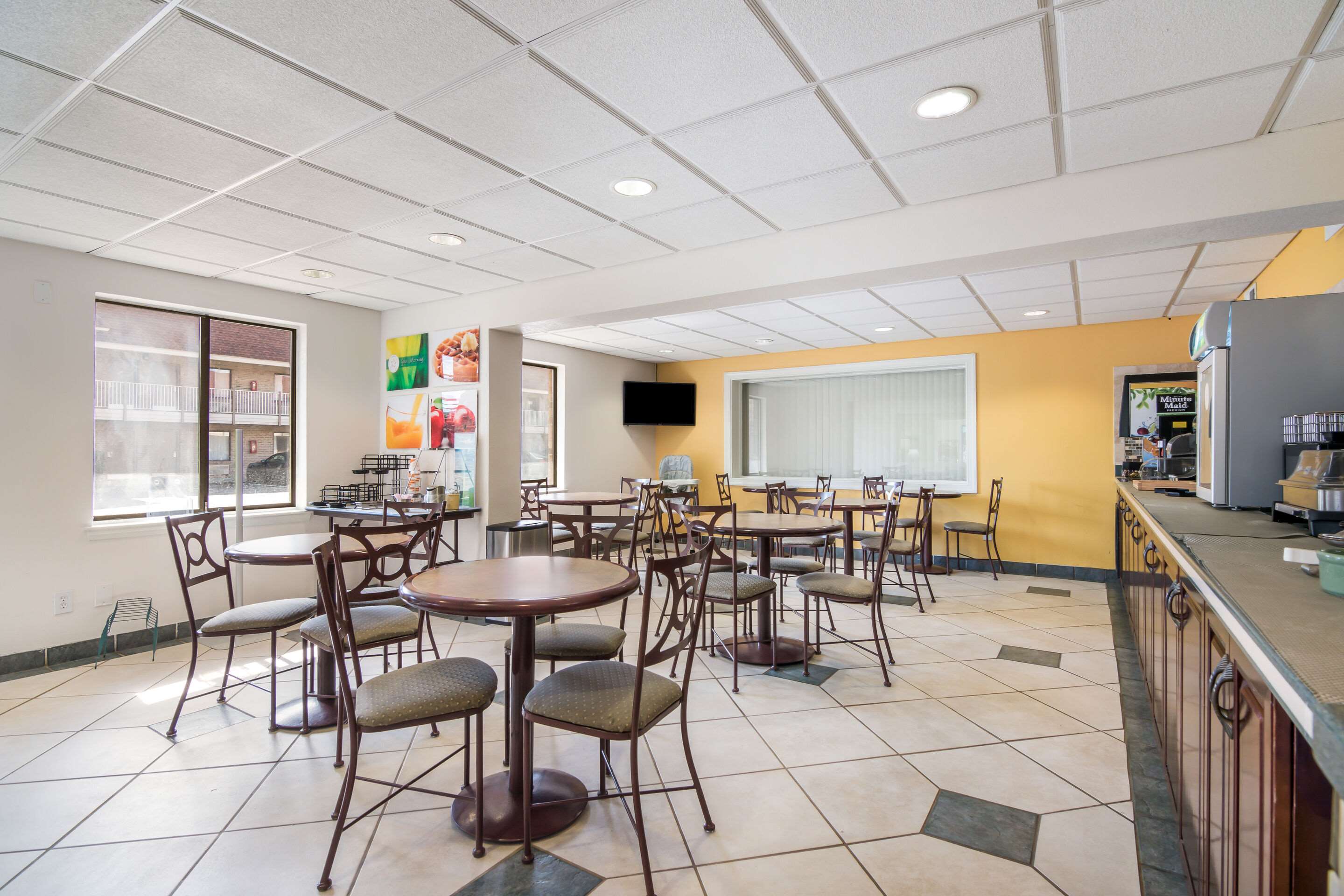 Enjoy breakfast in this seating area | Quality Inn Little Creek