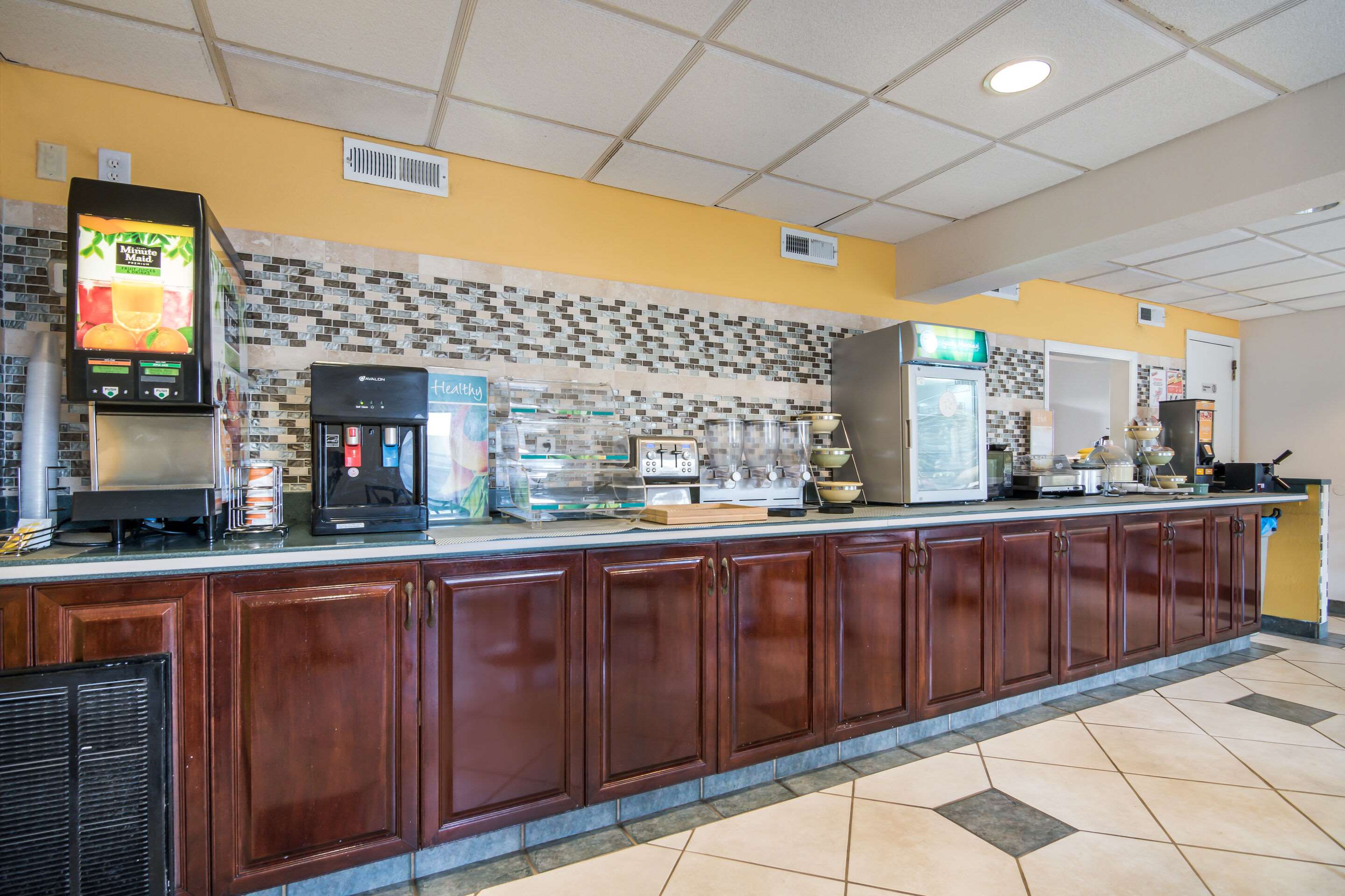 Breakfast counter | Quality Inn Little Creek