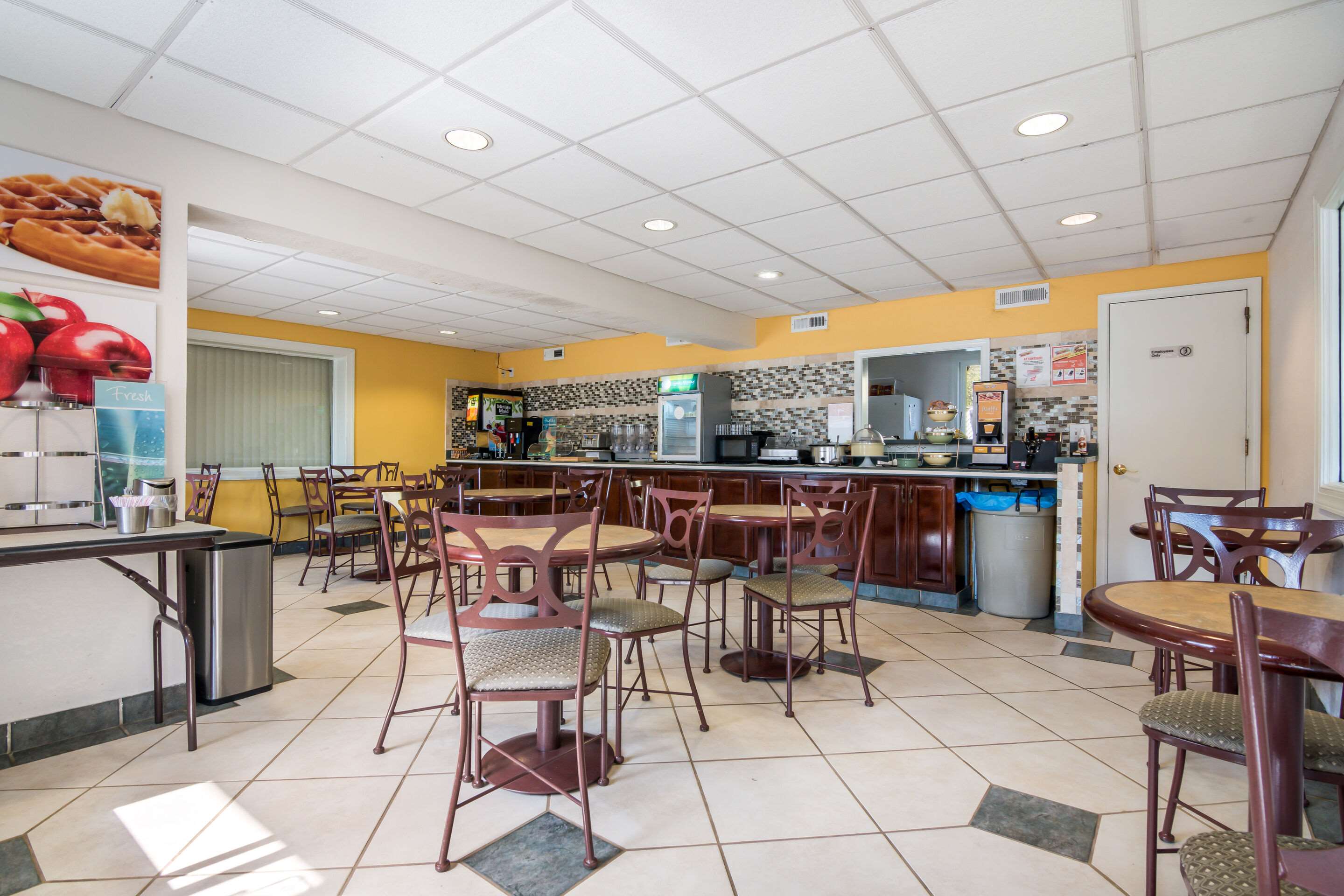 Breakfast area | Quality Inn Little Creek