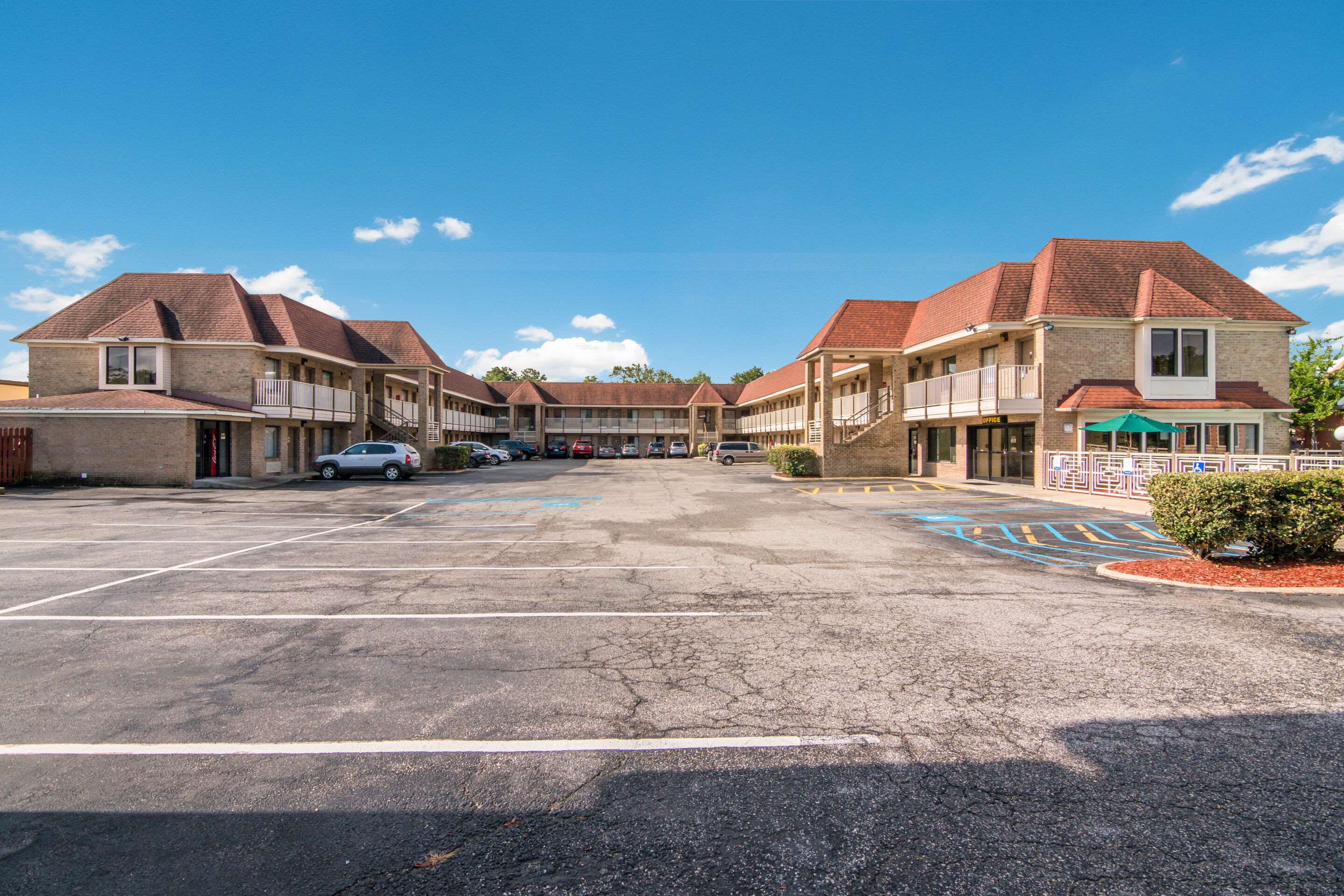 Hotel parking space | Quality Inn Little Creek